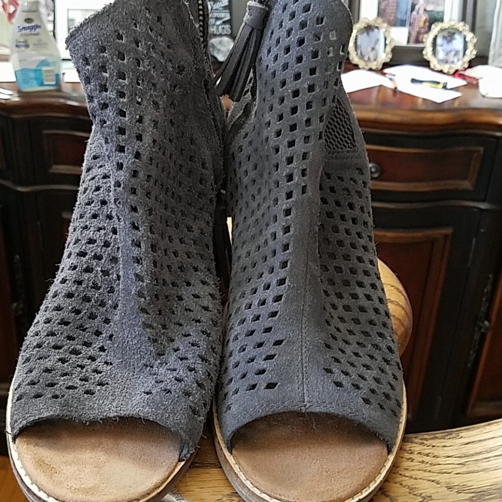 TOMS SHOES